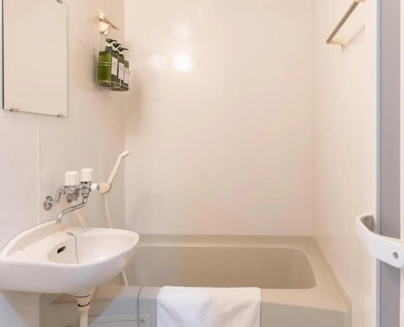 コンフィデンスロン602 Apartment Osaka